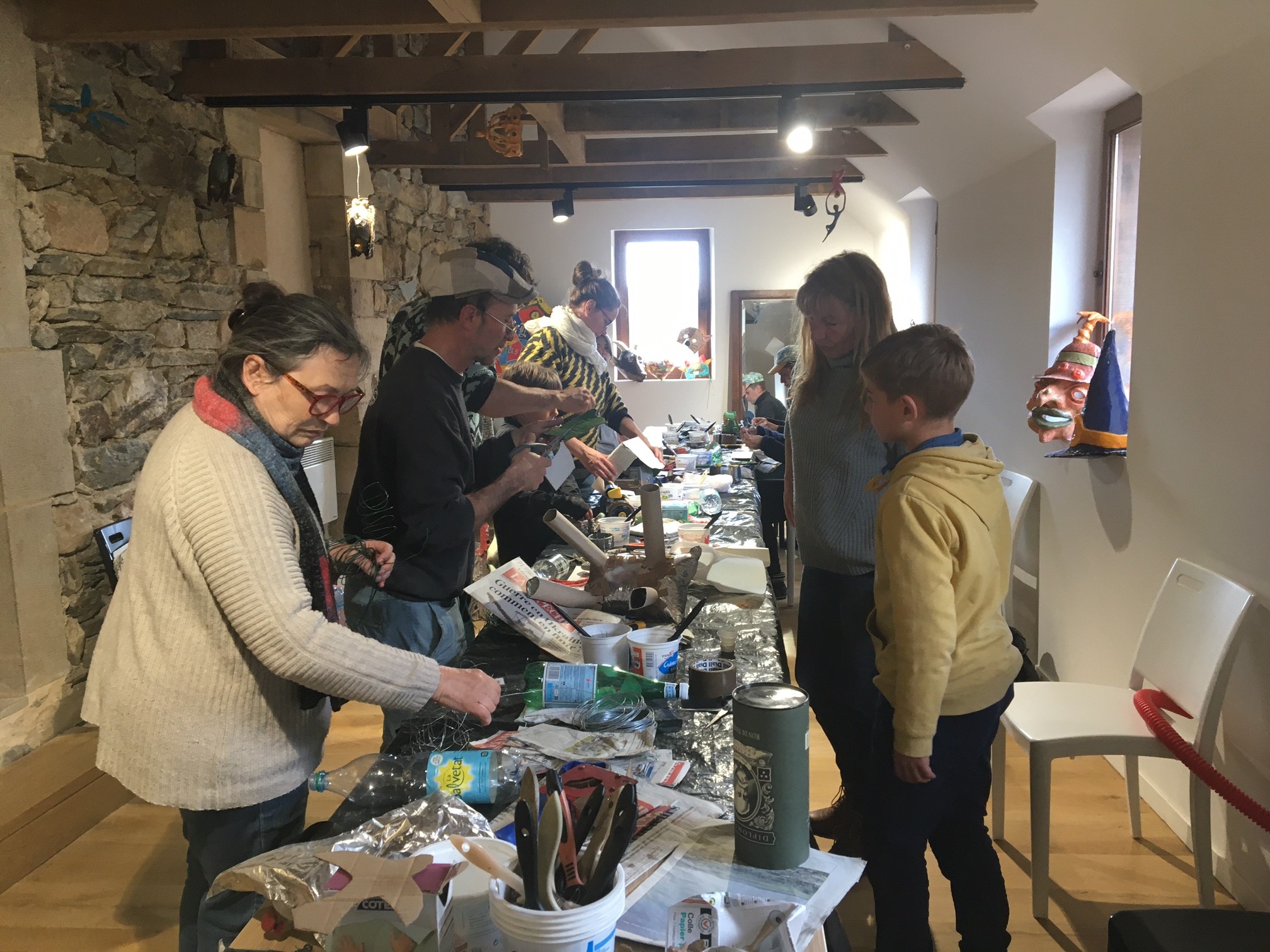 Atelier papier mâché en famille à la Maison du Gouverneur de Najac, vacances de Pâques 2026